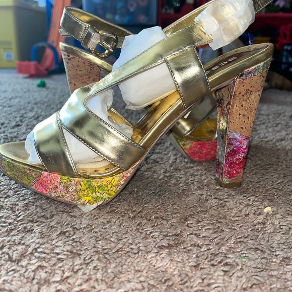 BCBGenerations Gold heels LIKE NEW - Picture 6 of 6